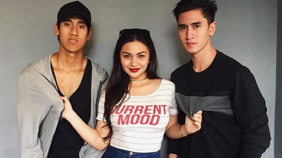Sean Gelael (kiri) berfoto dengan Ariel Tatum dan verrel Bramasta. - INDOSPORT